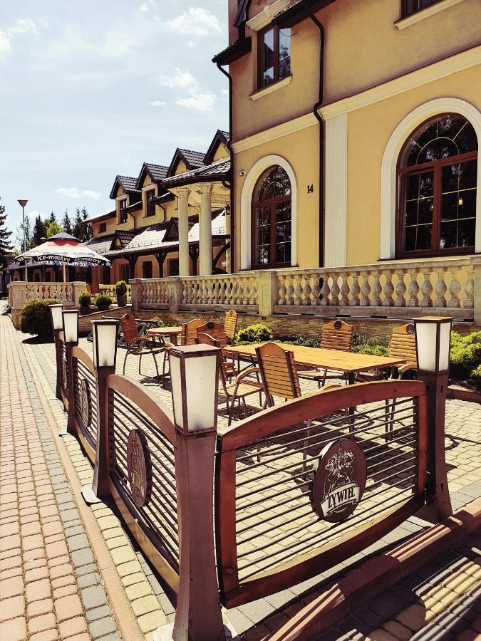 Hotel "Xavier" Lubycza Krolewska Екстериор снимка