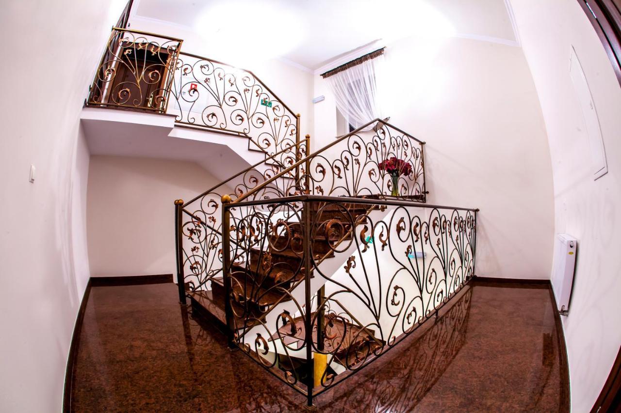 Hotel "Xavier" Lubycza Krolewska Екстериор снимка