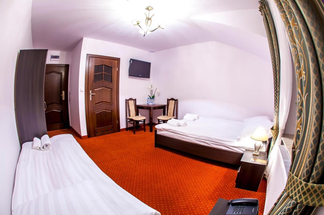 Hotel "Xavier" Lubycza Krolewska Екстериор снимка