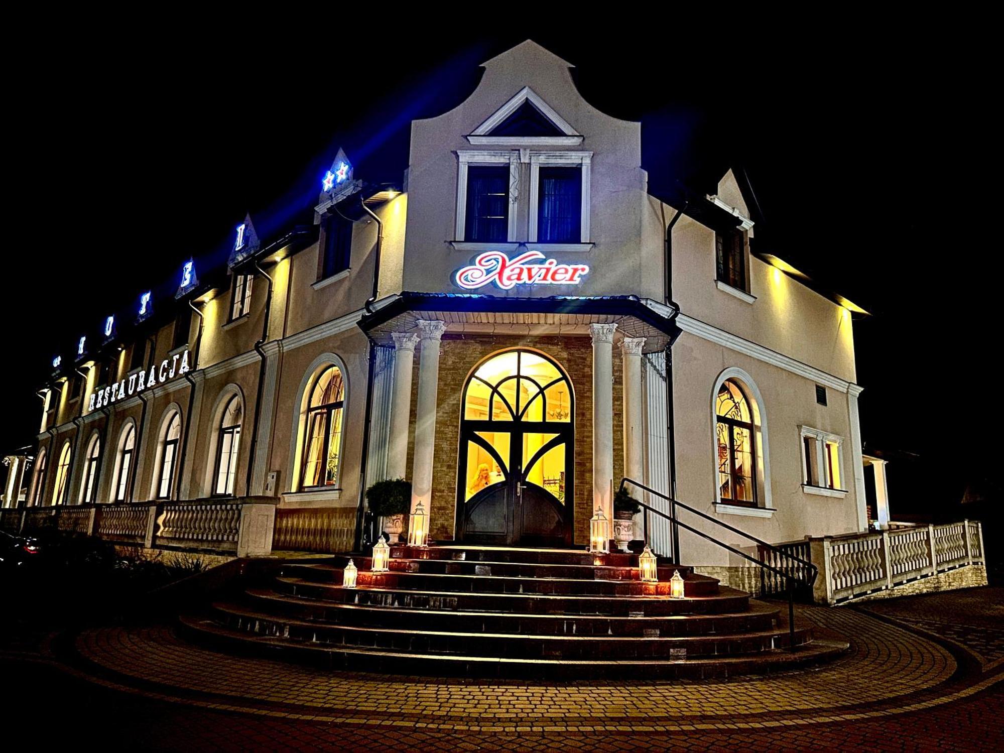 Hotel "Xavier" Lubycza Krolewska Екстериор снимка