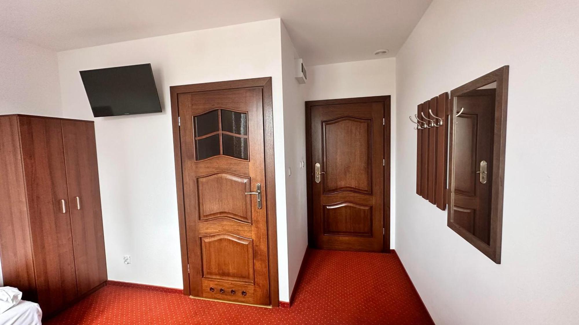 Hotel "Xavier" Lubycza Krolewska Екстериор снимка